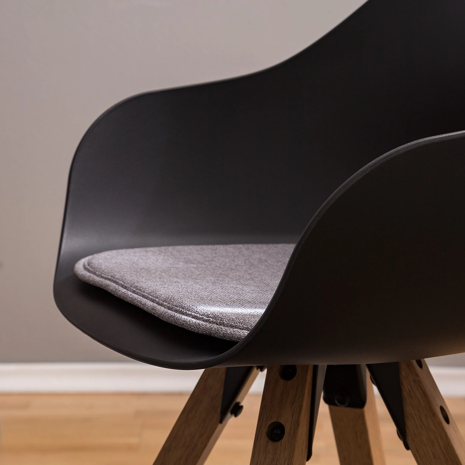 Mørteens Chaises à accoudoirs Skelde I - Matière plastique / Hévéa massif - Noir - Lot de 2 11 Mørteens Chaises à accoudoirs Skelde I - Matière plastique / Hévéa massif - Noir - Lot de 2 – Image 9