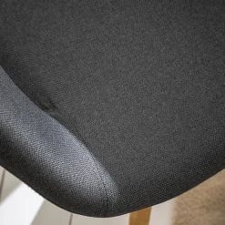 Mørteens Chaise à accoudoirs Buggio - Tissu / Hévéa massif - Tissu Cors: Gris foncé - 1 chaise -Chaises Soldes 1000164524 210208 08242400024 DETAILS P000000001000164524