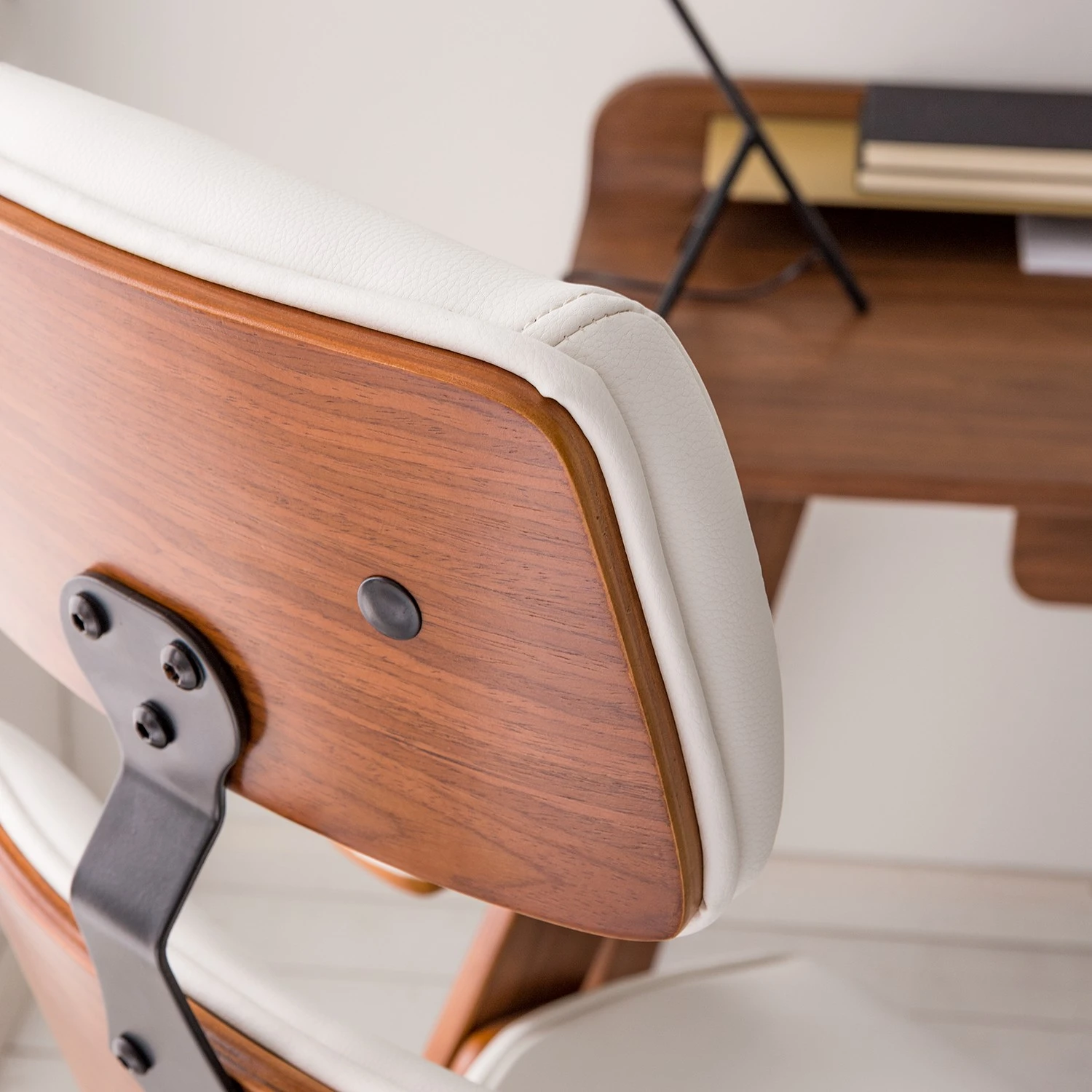 Fredriks Chaise de bureau pivotante Viiki - Imitation cuir / Acier inoxydable - Blanc / Noyer 10 Fredriks Chaise de bureau pivotante Viiki - Imitation cuir / Acier inoxydable - Blanc / Noyer – Image 8