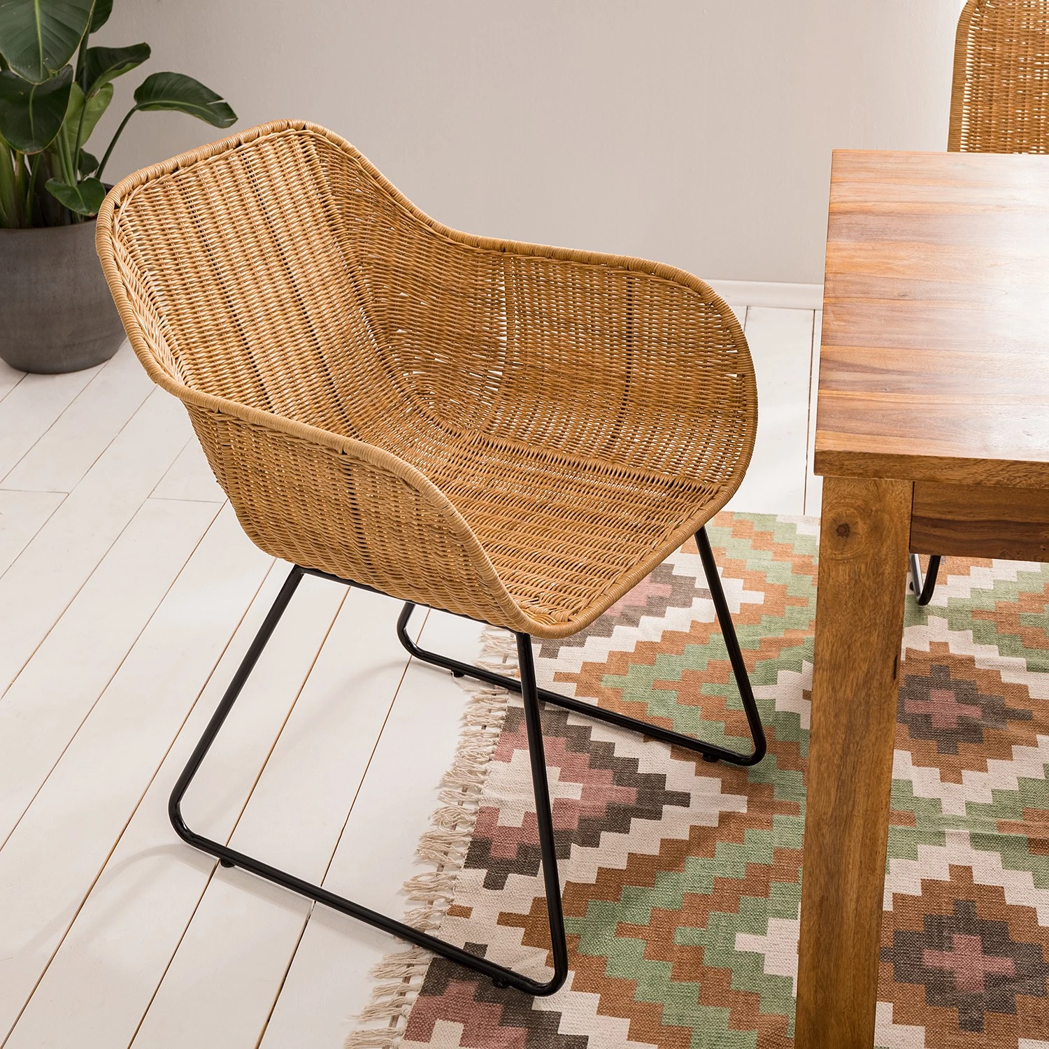 Ars manufacti Chaises à accoudoirs Vuna - Rotin / Métal - Rotin naturel / Noir 5 Ars manufacti Chaises à accoudoirs Vuna - Rotin / Métal - Rotin naturel / Noir – Image 3