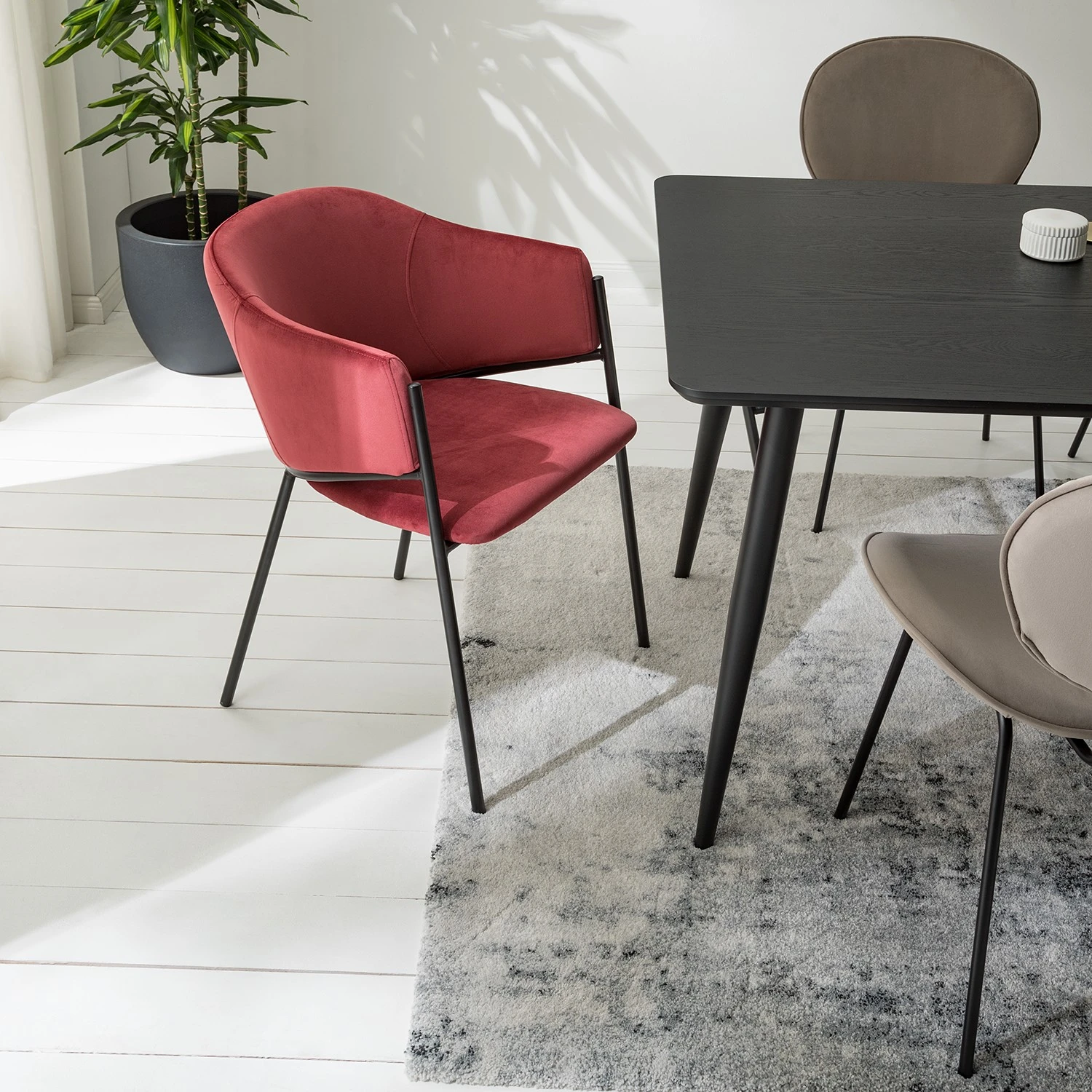 Mørteens Chaise à accoudoirs Koloa I - Velours / Acier - Bordeaux / Noir 5 Mørteens Chaise à accoudoirs Koloa I - Velours / Acier - Bordeaux / Noir – Image 3