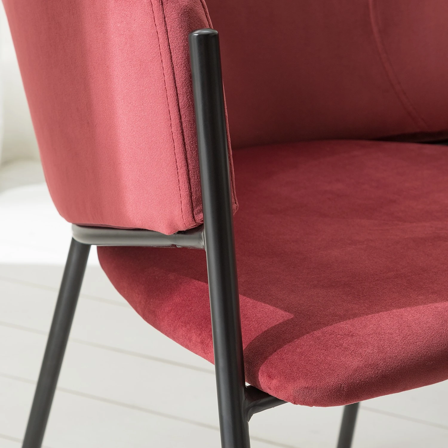 Mørteens Chaise à accoudoirs Koloa I - Velours / Acier - Bordeaux / Noir 11 Mørteens Chaise à accoudoirs Koloa I - Velours / Acier - Bordeaux / Noir – Image 9