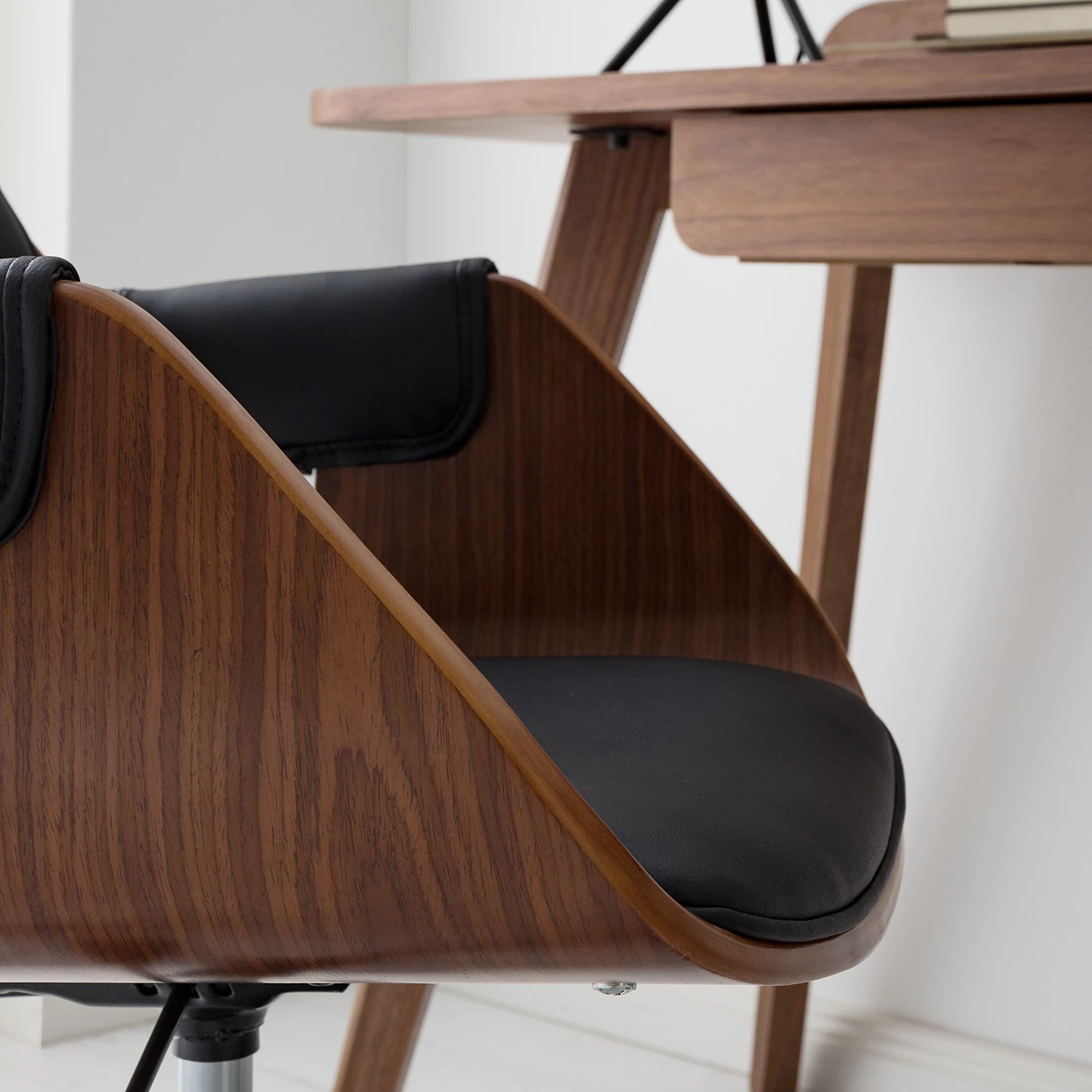 Mørteens Chaise de bureau Luumaki - Imitation cuir - Noir / Noyer 18 Mørteens Chaise de bureau Luumaki - Imitation cuir - Noir / Noyer – Image 17