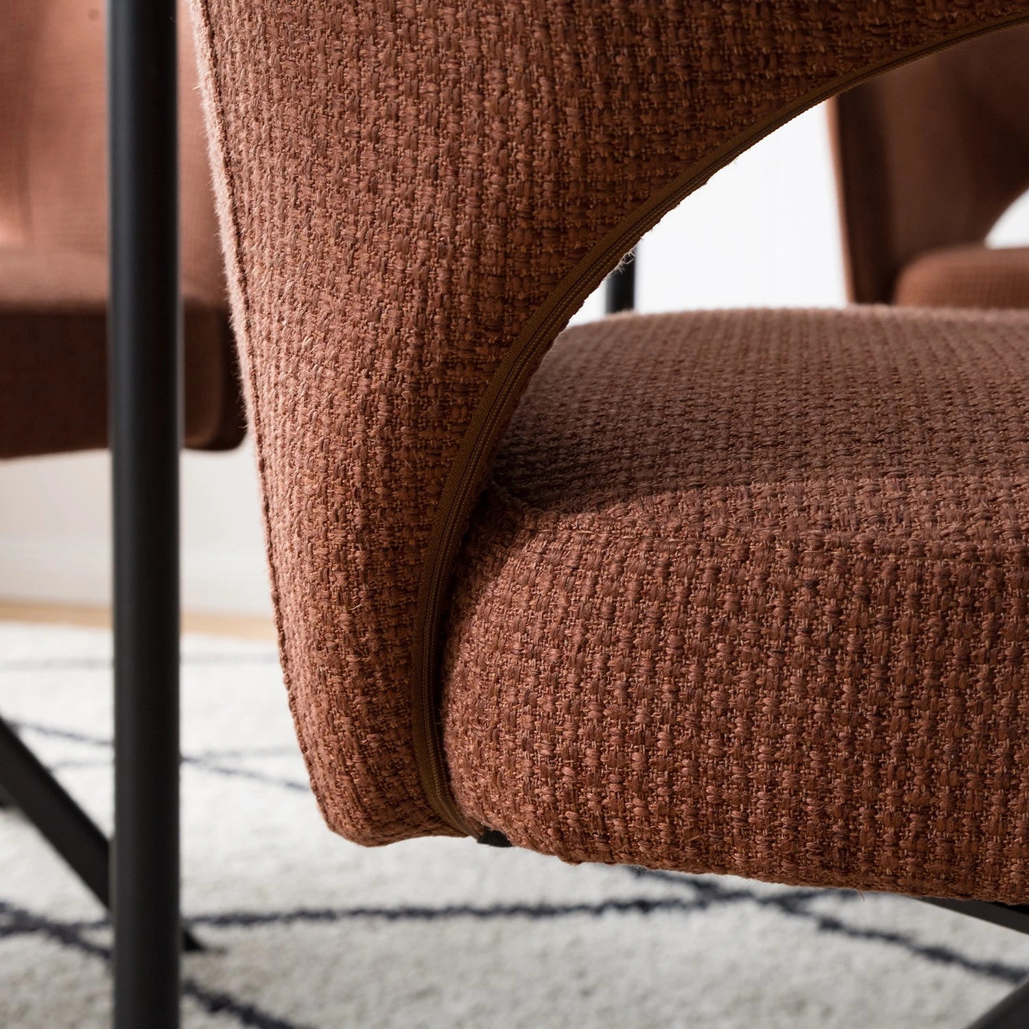 Fredriks Chaise à accoudoirs Tustin - Tissu / Métal - Marron rouille / Noir mat 10 Fredriks Chaise à accoudoirs Tustin - Tissu / Métal - Marron rouille / Noir mat – Image 8