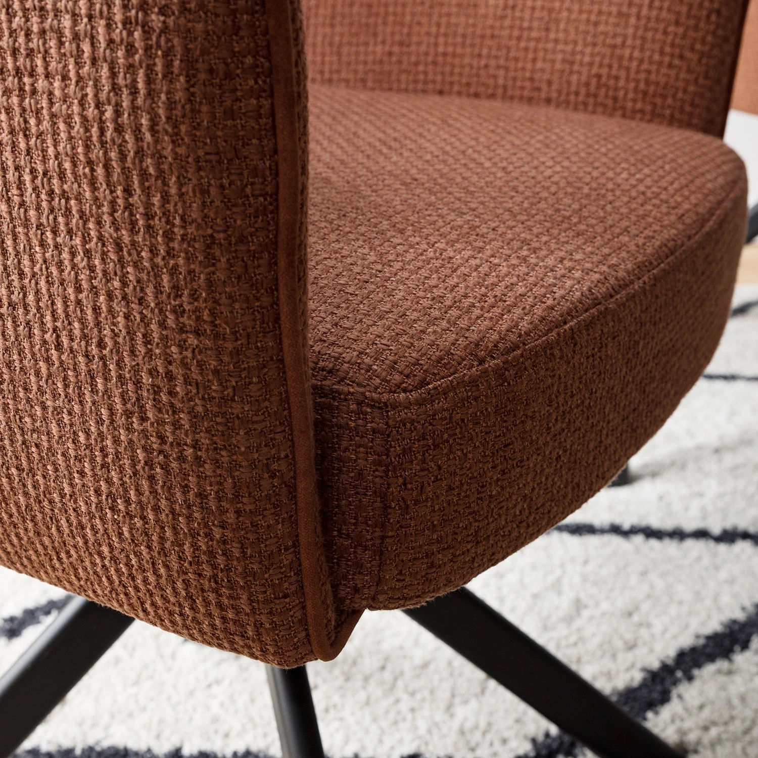 Fredriks Chaise à accoudoirs Tustin - Tissu / Métal - Marron rouille / Noir mat 12 Fredriks Chaise à accoudoirs Tustin - Tissu / Métal - Marron rouille / Noir mat – Image 10