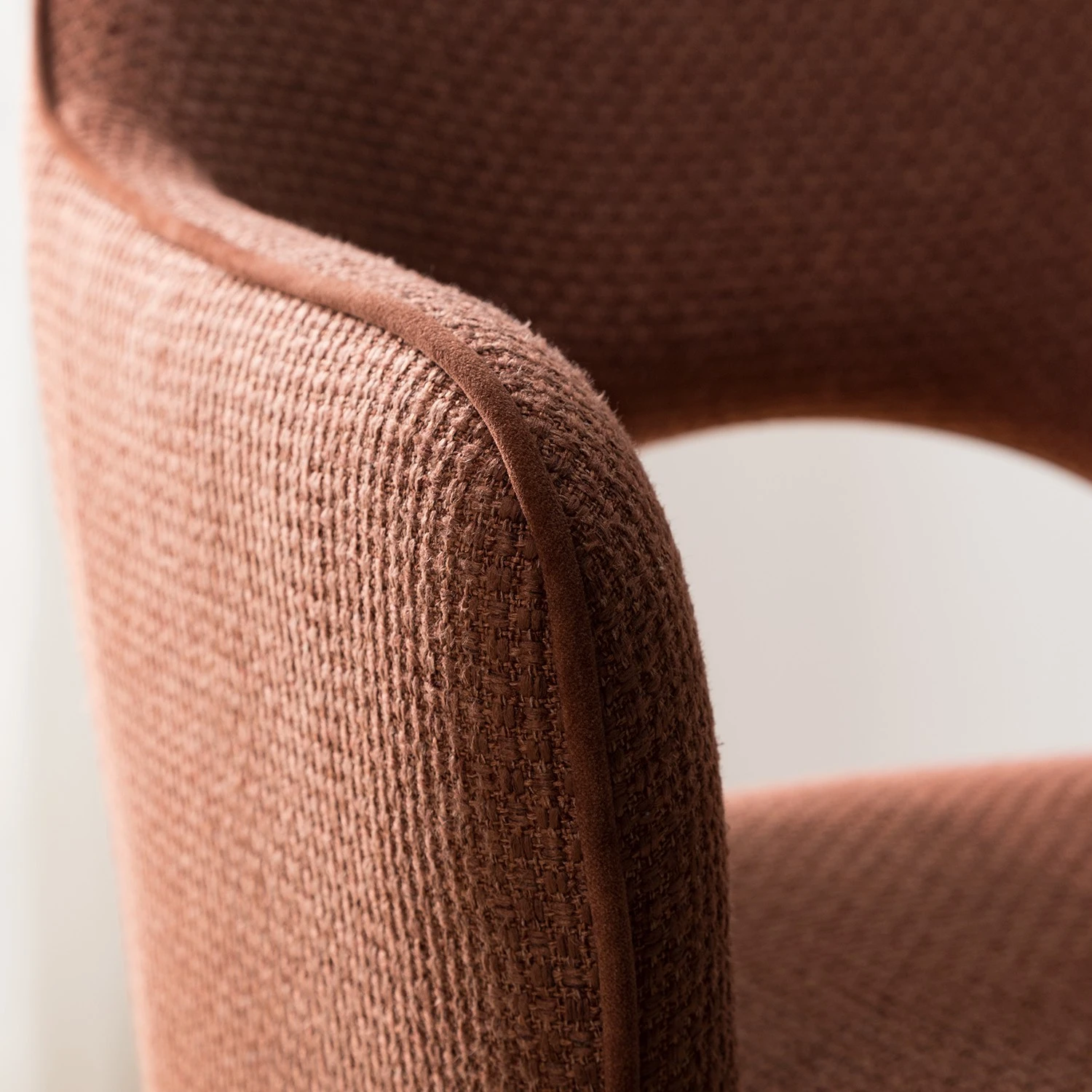 Fredriks Chaise à accoudoirs Tustin - Tissu / Métal - Marron rouille / Noir mat 13 Fredriks Chaise à accoudoirs Tustin - Tissu / Métal - Marron rouille / Noir mat – Image 11