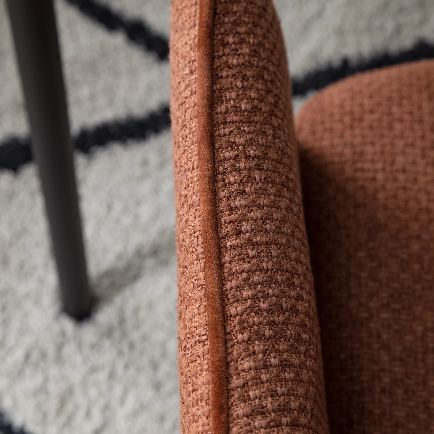 Fredriks Chaise à accoudoirs Tustin - Tissu / Métal - Marron rouille / Noir mat 16 Fredriks Chaise à accoudoirs Tustin - Tissu / Métal - Marron rouille / Noir mat – Image 14