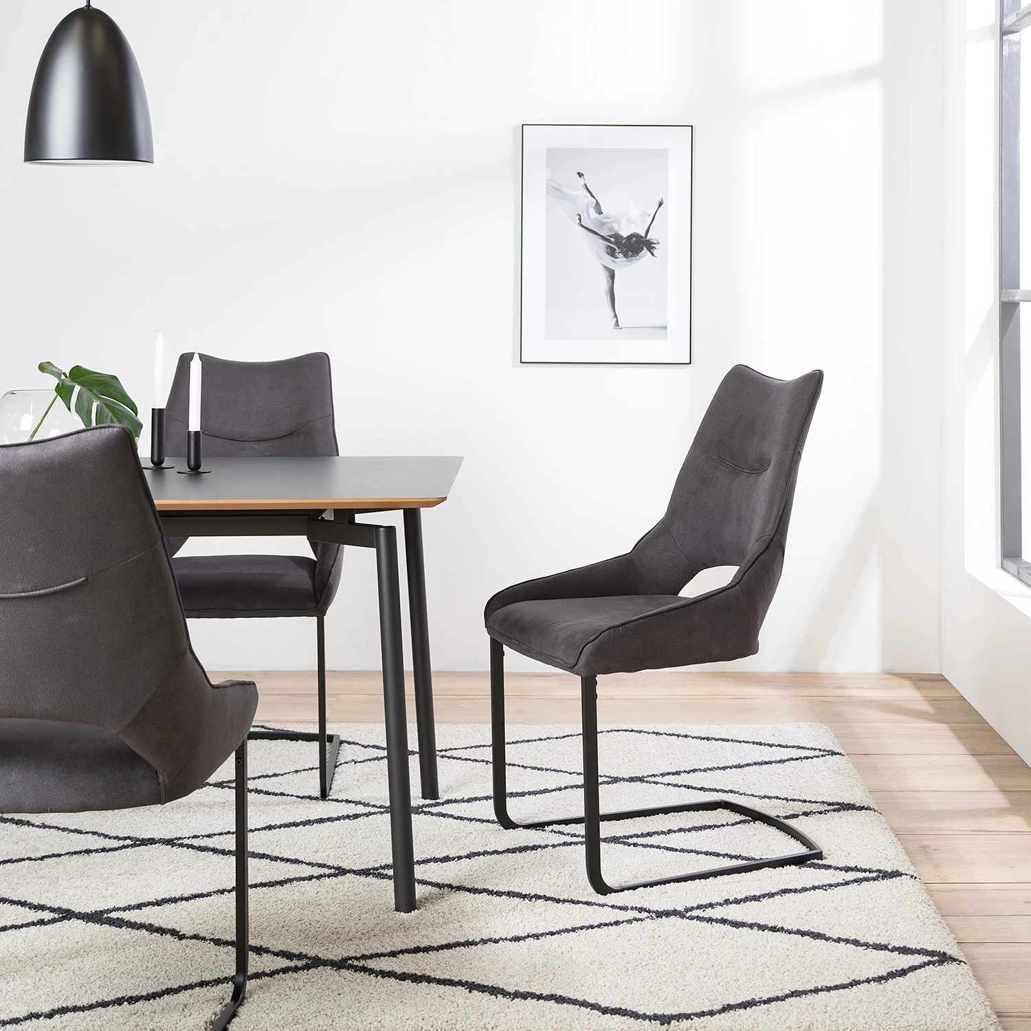 Fredriks Chaises cantilever Nadros (lot de 2) - Microfibre / Métal - Gris vintage / Noir mat 4 Fredriks Chaises cantilever Nadros (lot de 2) - Microfibre / Métal - Gris vintage / Noir mat – Image 2