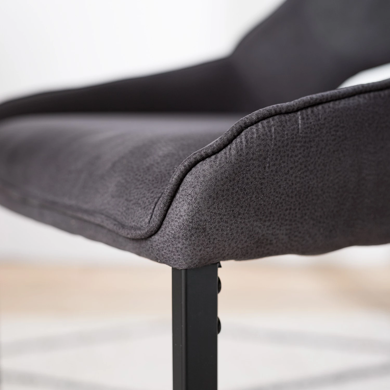 Fredriks Chaises cantilever Nadros (lot de 2) - Microfibre / Métal - Gris vintage / Noir mat 9 Fredriks Chaises cantilever Nadros (lot de 2) - Microfibre / Métal - Gris vintage / Noir mat – Image 7