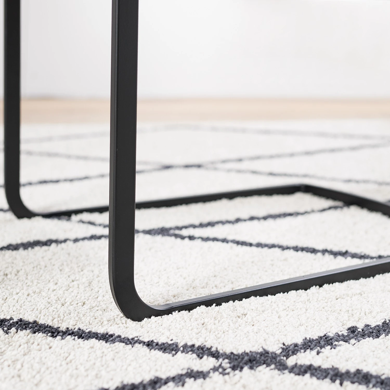 Fredriks Chaises cantilever Nadros (lot de 2) - Microfibre / Métal - Gris vintage / Noir mat 12 Fredriks Chaises cantilever Nadros (lot de 2) - Microfibre / Métal - Gris vintage / Noir mat – Image 10