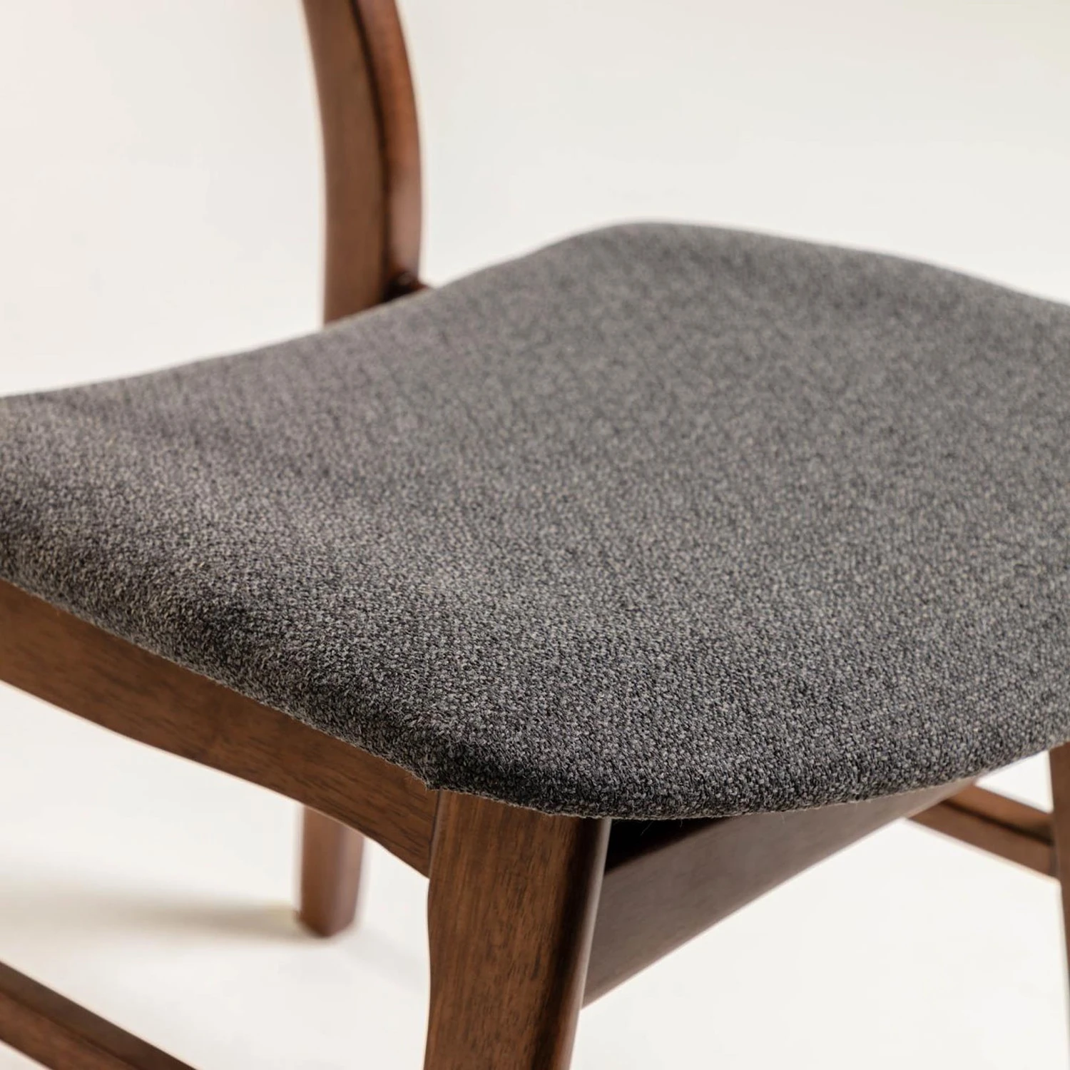 Norrwood Chaises Varkaus II (lot de 2) - Tissu /Placage noyer et hévéa massif - Gris / Noyer 8 Norrwood Chaises Varkaus II (lot de 2) - Tissu /Placage noyer et hévéa massif - Gris / Noyer – Image 6