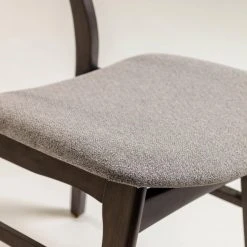 Norrwood Chaises Varkaus III (lot de 2) - Tissu / Placage en frêne et hévéa massif - gris clair / Frêne foncé 11 Norrwood Chaises Varkaus III (lot de 2) - Tissu / Placage en frêne et hévéa massif - gris clair / Frêne foncé -Chaises Soldes 1000225994 200917 06372600119 DETAILS P000000001000225994