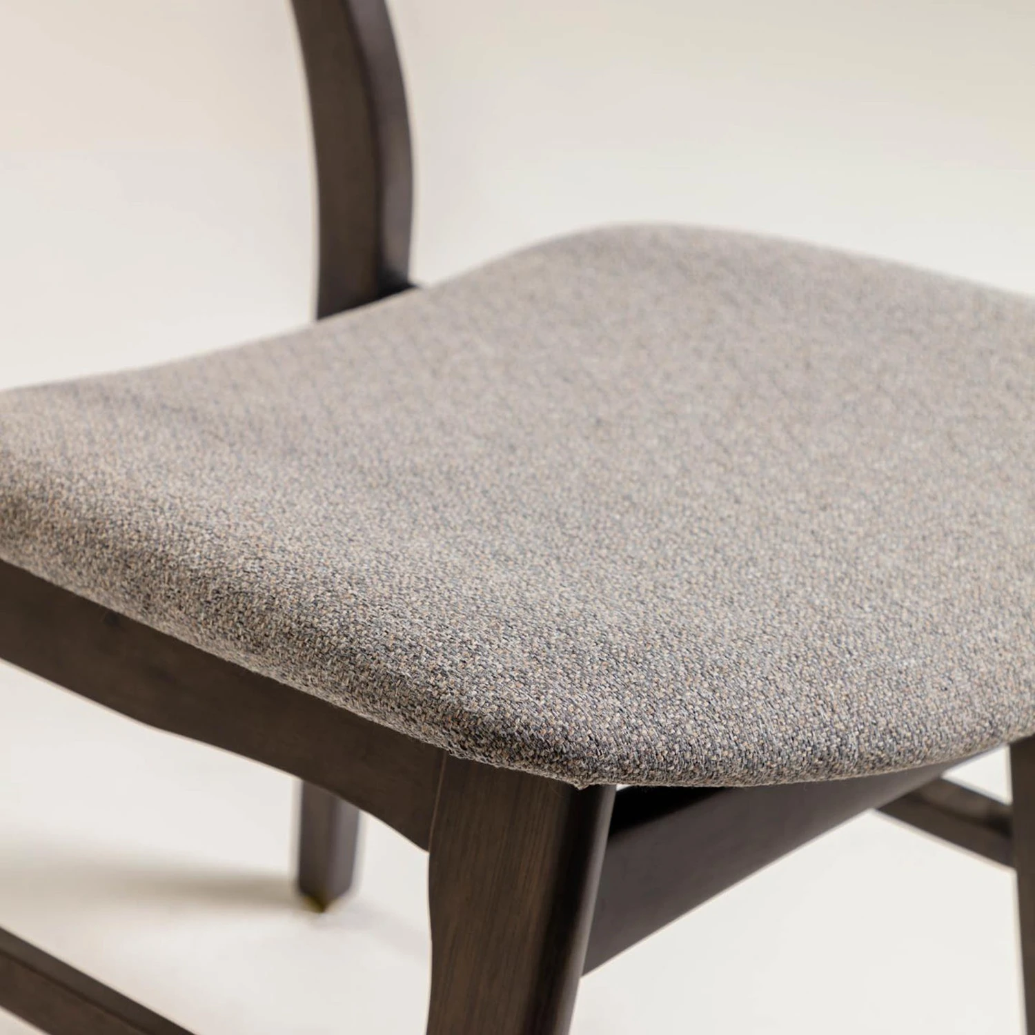 Norrwood Chaises Varkaus III (lot de 2) - Tissu / Placage en frêne et hévéa massif - gris clair / Frêne foncé 6 Norrwood Chaises Varkaus III (lot de 2) - Tissu / Placage en frêne et hévéa massif - gris clair / Frêne foncé – Image 4