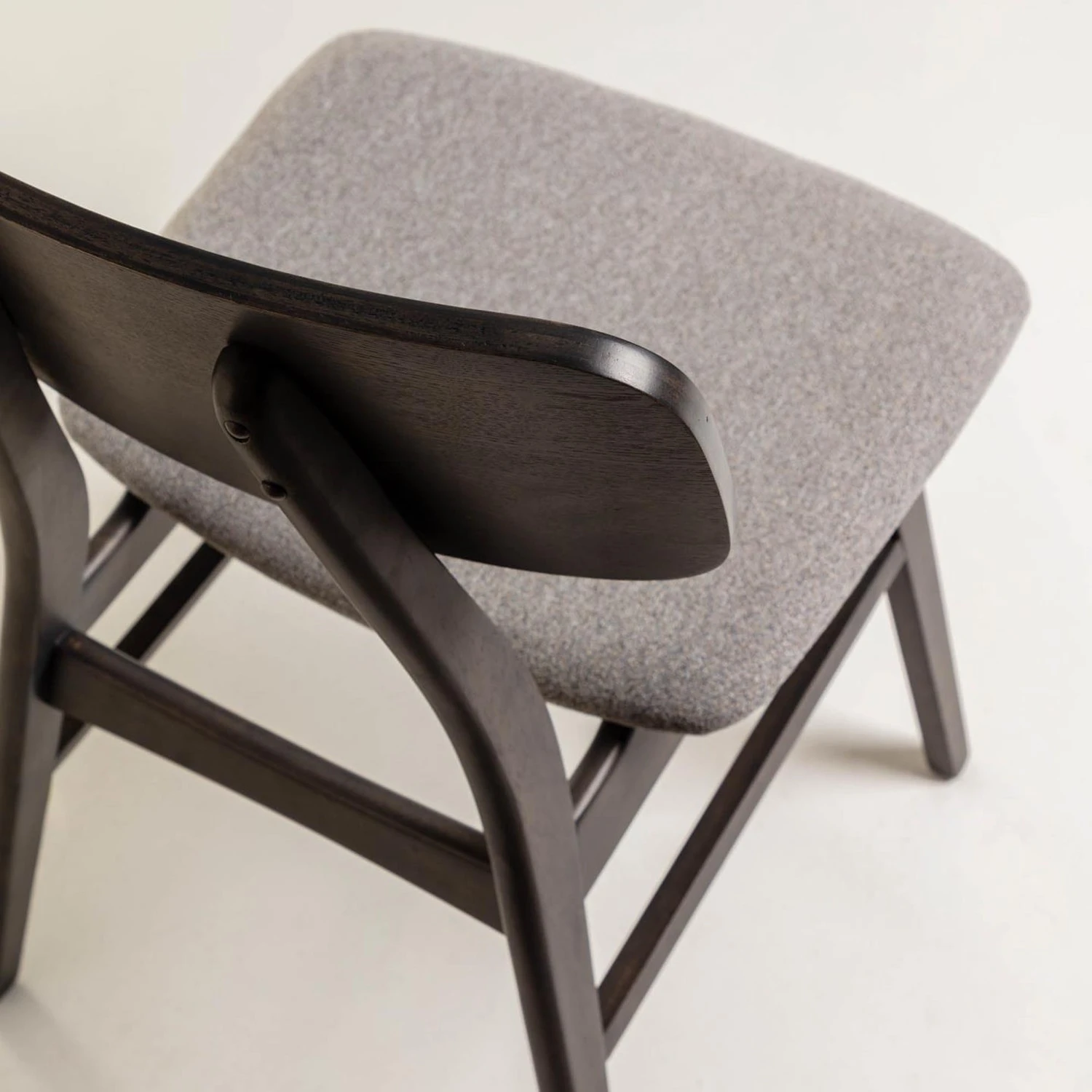 Norrwood Chaises Varkaus III (lot de 2) - Tissu / Placage en frêne et hévéa massif - gris clair / Frêne foncé 7 Norrwood Chaises Varkaus III (lot de 2) - Tissu / Placage en frêne et hévéa massif - gris clair / Frêne foncé – Image 5