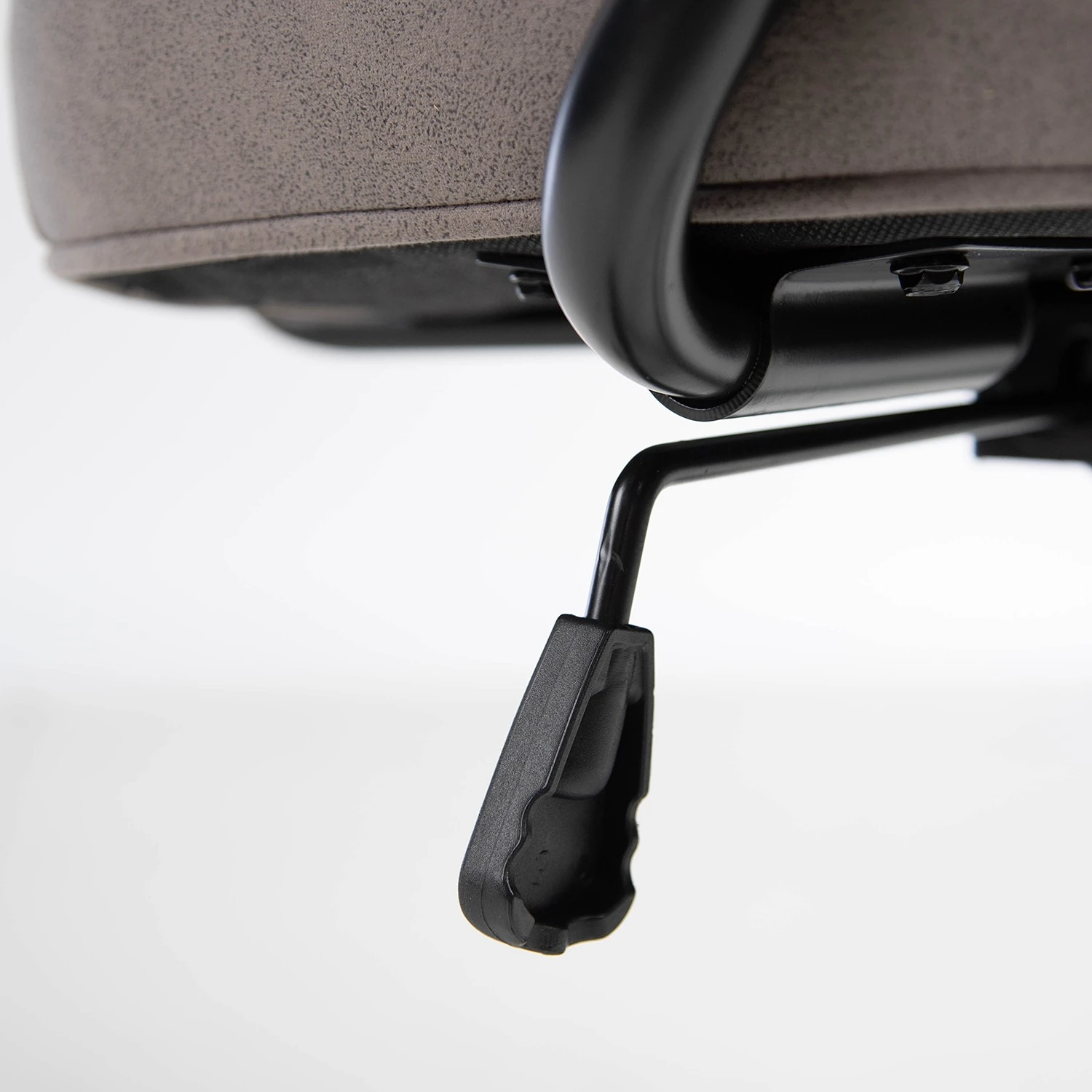 Furnitive Chaise de bureau Orlu I - Microfibre / Fer - Taupe vintage / Noir 13 Furnitive Chaise de bureau Orlu I - Microfibre / Fer - Taupe vintage / Noir – Image 11