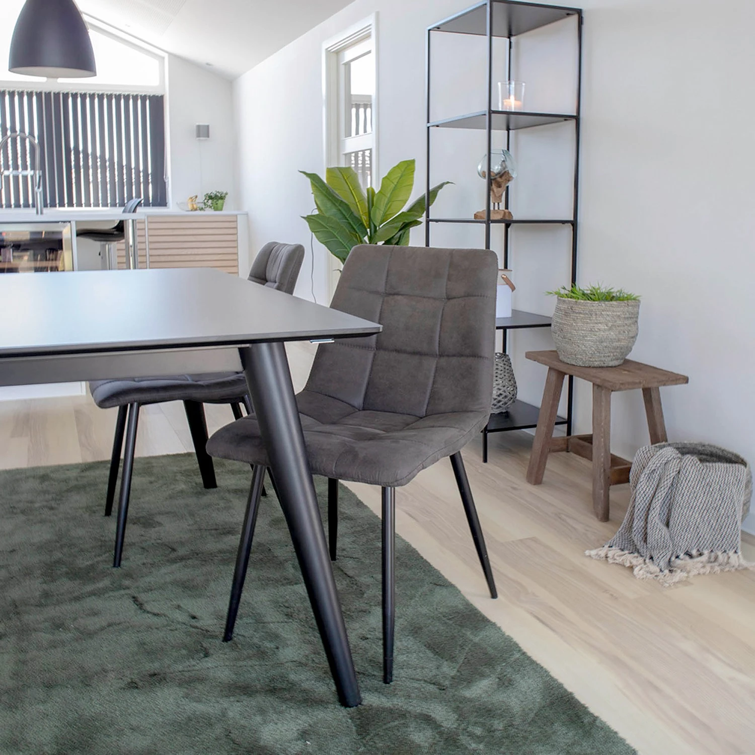 Loftscape Chaises capitonnées Ormoy I (lot de 2) - Microfibre / Acier - Gris / Noir 5 Loftscape Chaises capitonnées Ormoy I (lot de 2) - Microfibre / Acier - Gris / Noir – Image 3