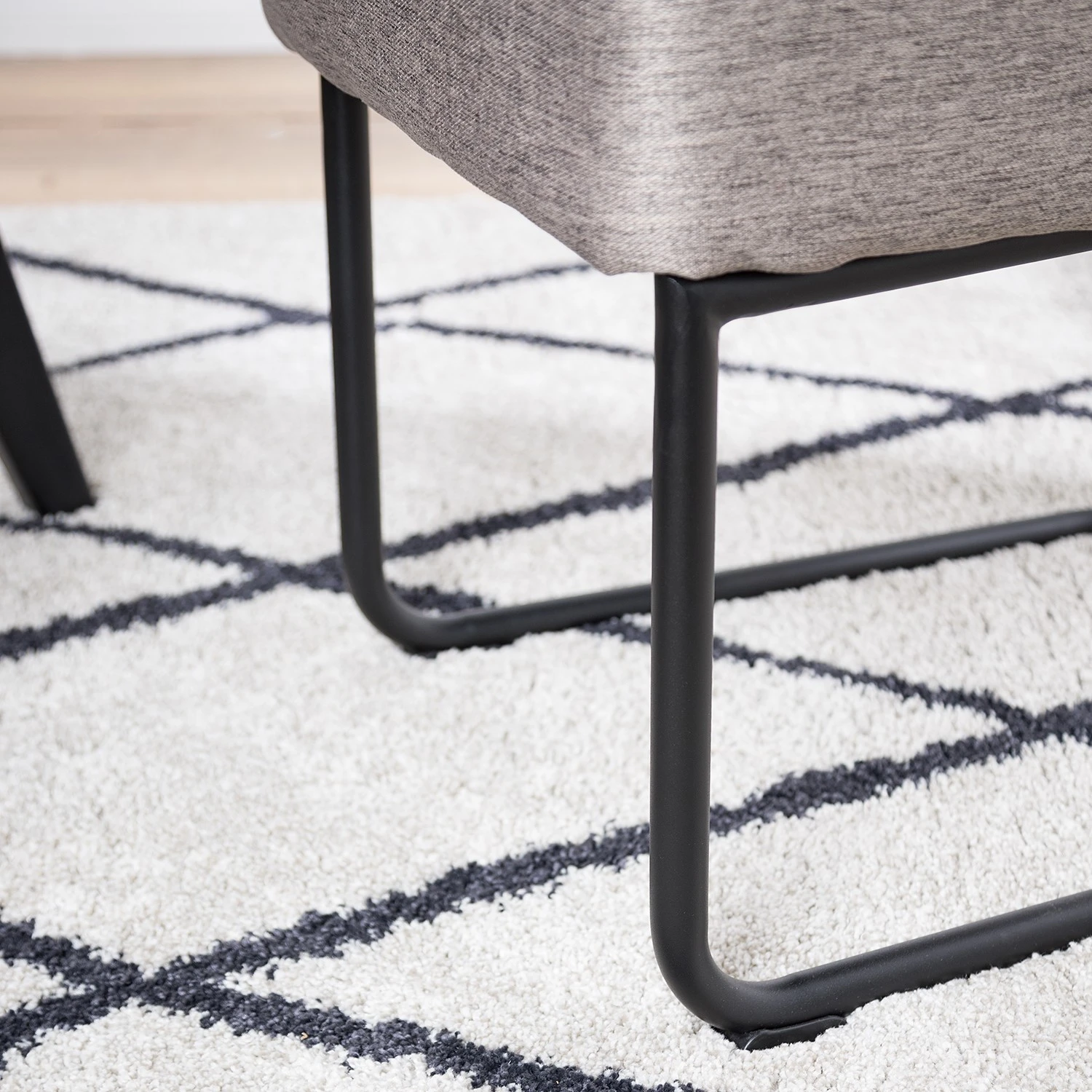 Fredriks Chaises cantilever Coggia (lot de 2) - Tissu / Fer - Cappuccino / Noir 12 Fredriks Chaises cantilever Coggia (lot de 2) - Tissu / Fer - Cappuccino / Noir – Image 10