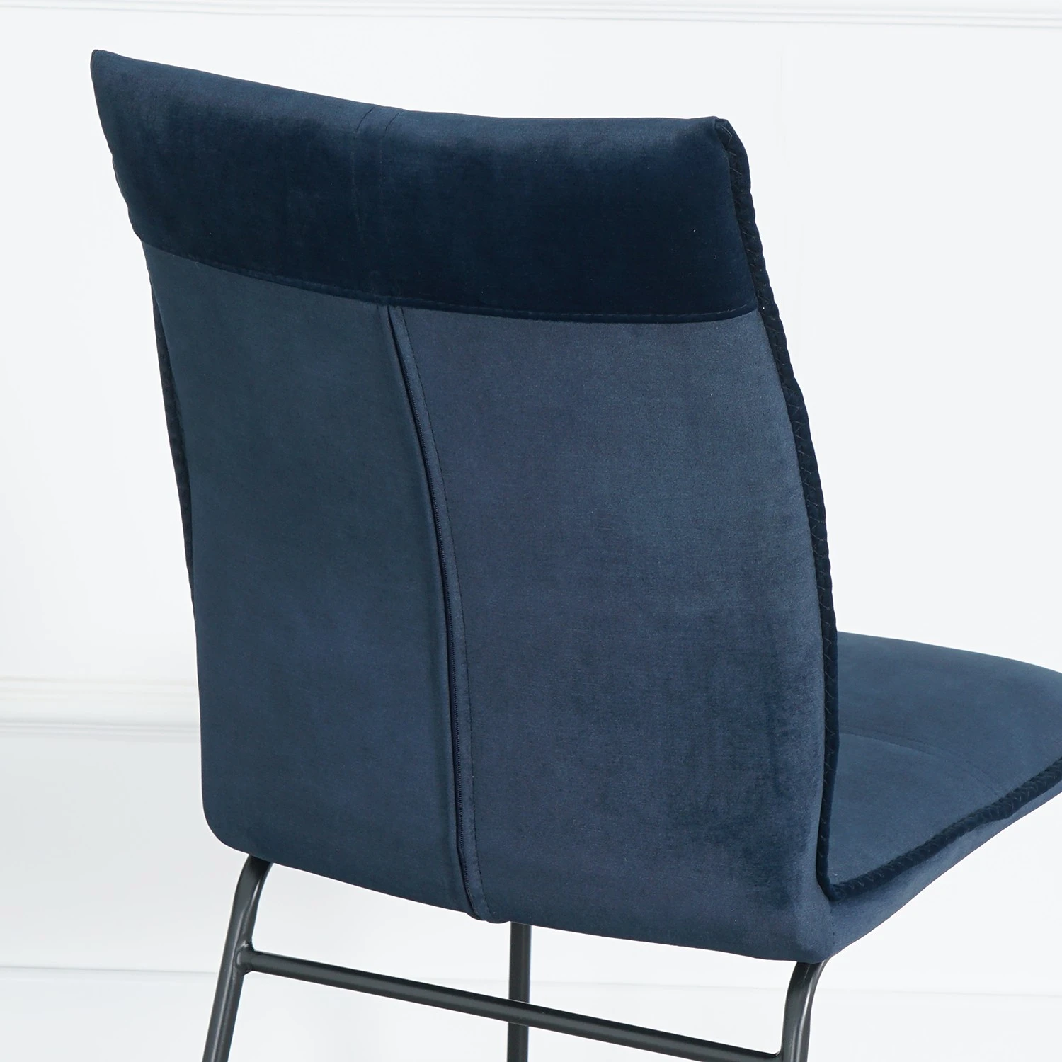 Ars manufacti Chaises capitonnées Veera (lot de 2) - Bleu nuit 11 Ars manufacti Chaises capitonnées Veera (lot de 2) - Bleu nuit – Image 9