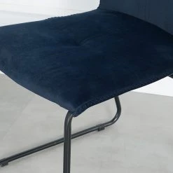 Ars manufacti Chaises capitonnées Veera (lot de 2) - Bleu nuit 26 Ars manufacti Chaises capitonnées Veera (lot de 2) - Bleu nuit -Chaises Soldes 1000270012 220506 060 DETAILS P000000001000270012