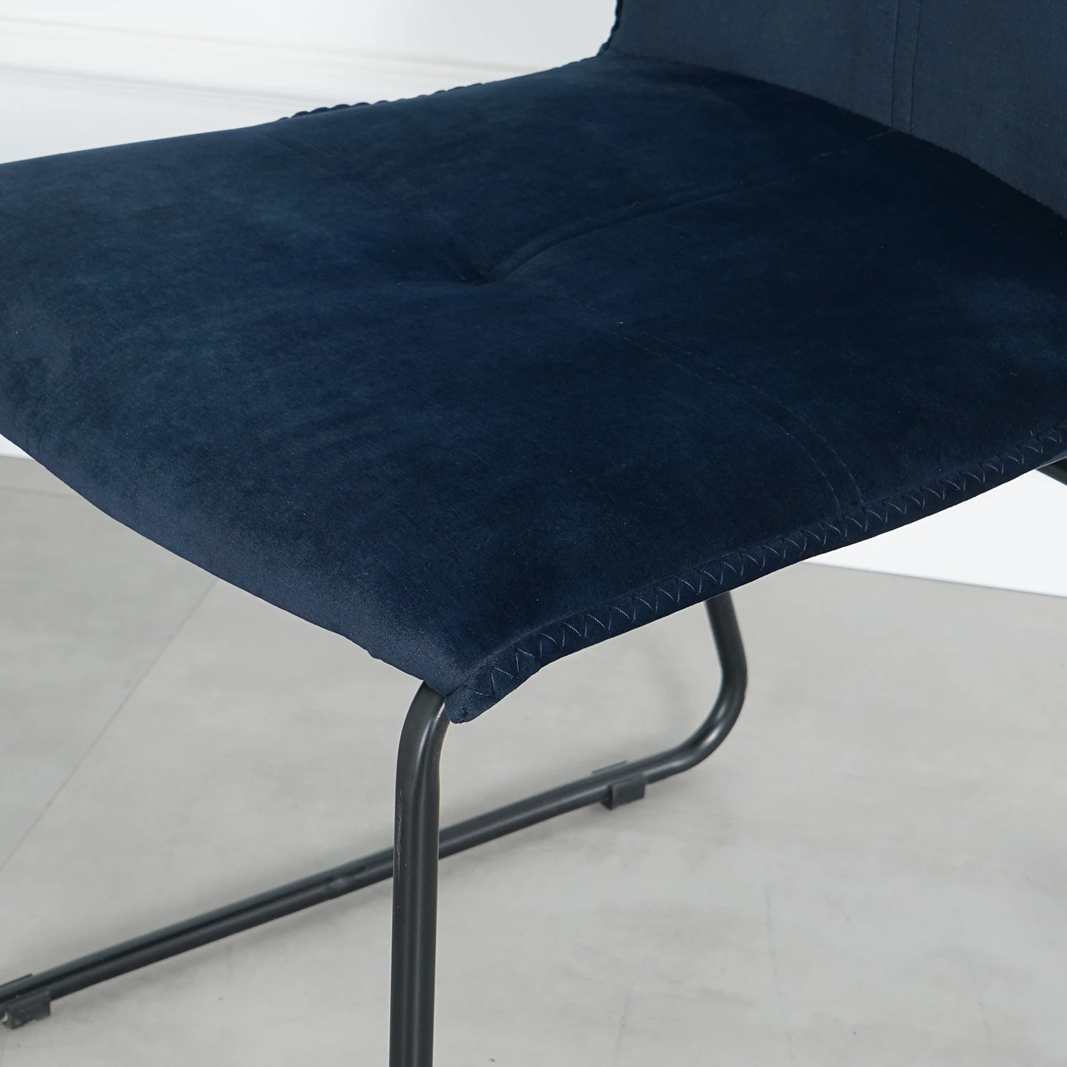 Ars manufacti Chaises capitonnées Veera (lot de 2) - Bleu nuit 13 Ars manufacti Chaises capitonnées Veera (lot de 2) - Bleu nuit – Image 11