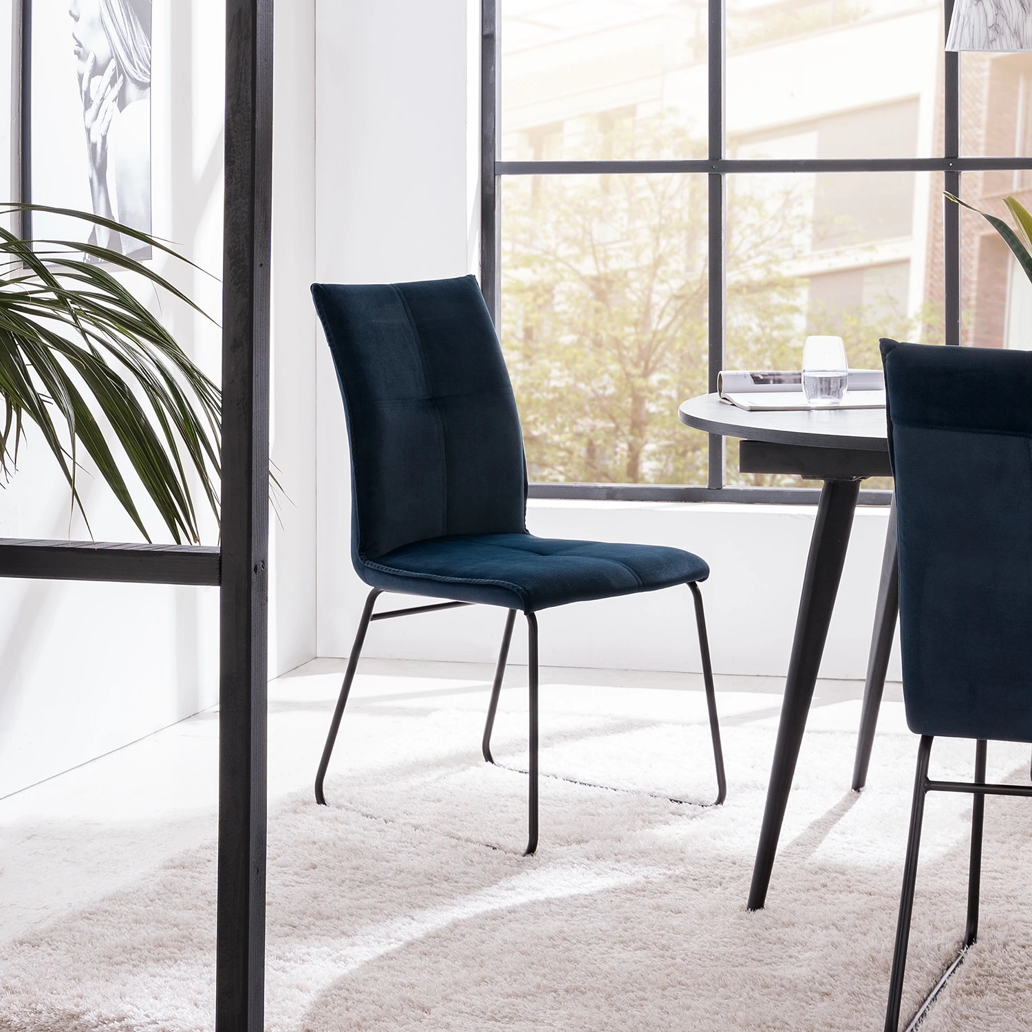 Ars manufacti Chaises capitonnées Veera (lot de 2) - Bleu nuit 4 Ars manufacti Chaises capitonnées Veera (lot de 2) - Bleu nuit – Image 2