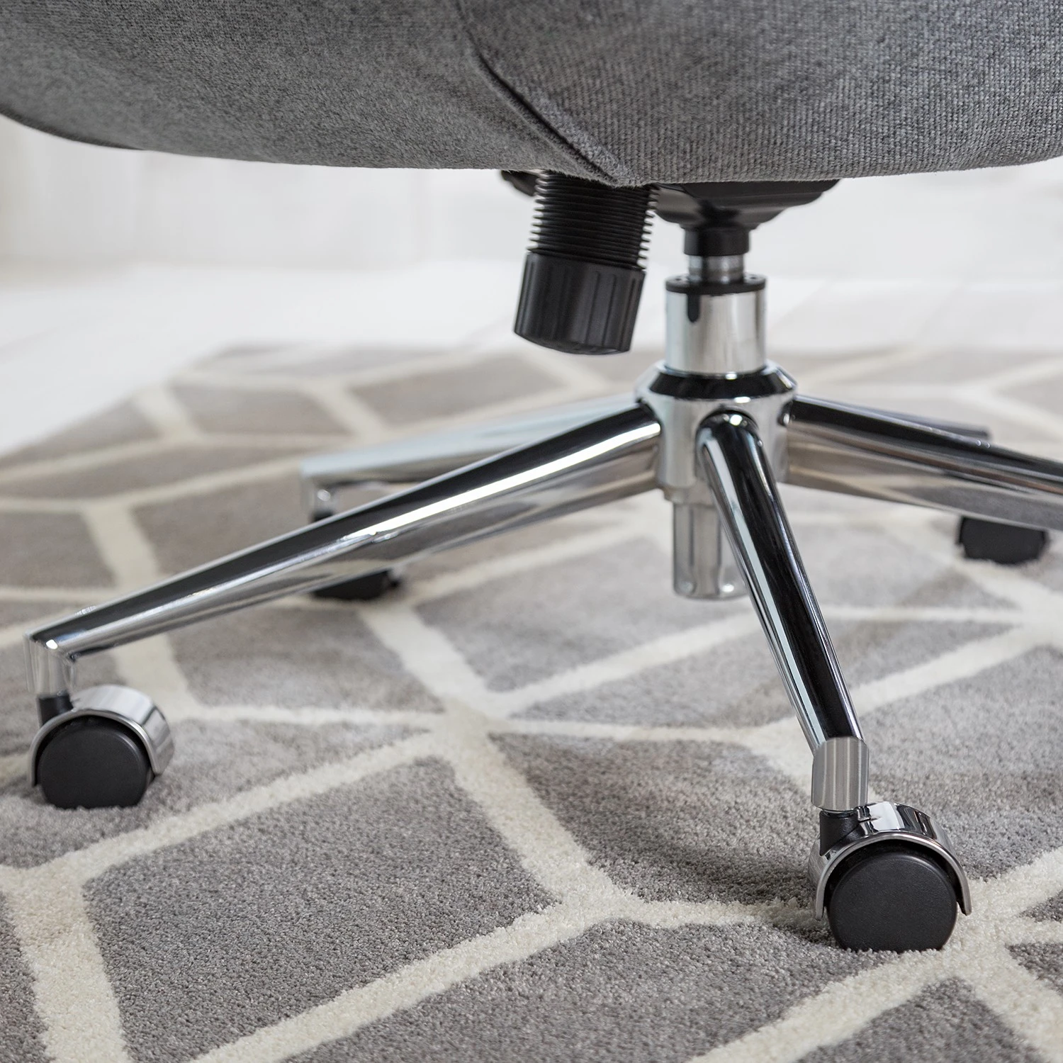 Furnitive Chaise de bureau massant Barnard - (avec fonction massage) Tissu / Métal - Gris clair / Chrome 9 Furnitive Chaise de bureau massant Barnard - (avec fonction massage) Tissu / Métal - Gris clair / Chrome – Image 7