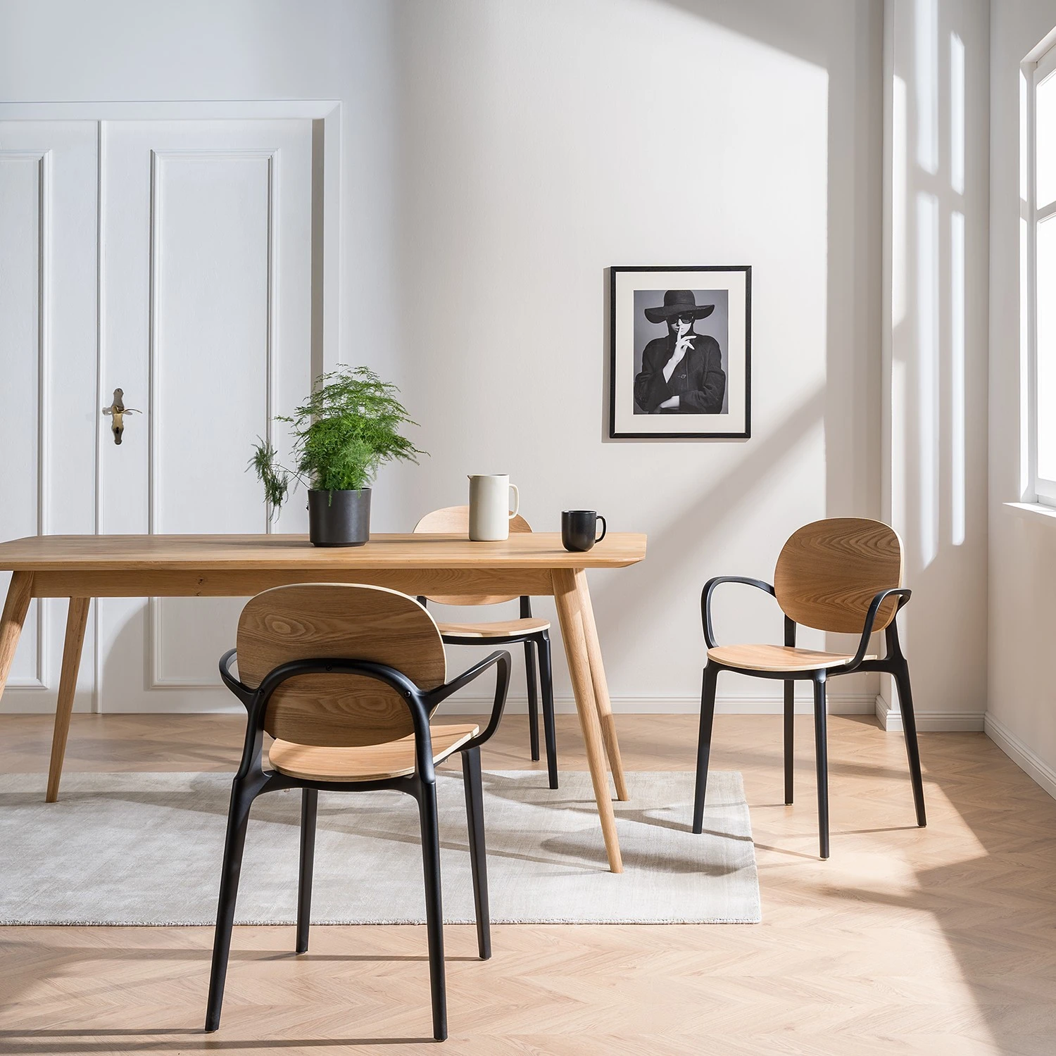 Studio Copenhagen Chaises à accoudoirs Day (lot de 2) - Contreplaqué / Matière plastique - Imitation chêne / Noir 4 Studio Copenhagen Chaises à accoudoirs Day (lot de 2) - Contreplaqué / Matière plastique - Imitation chêne / Noir – Image 2