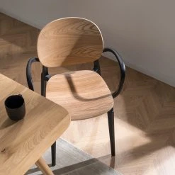 Studio Copenhagen Chaises à accoudoirs Day (lot de 2) - Contreplaqué / Matière plastique - Imitation chêne / Noir 18 Studio Copenhagen Chaises à accoudoirs Day (lot de 2) - Contreplaqué / Matière plastique - Imitation chêne / Noir -Chaises Soldes 1000273479 220915 021 MOOD DETAILS P000000001000273479 mood