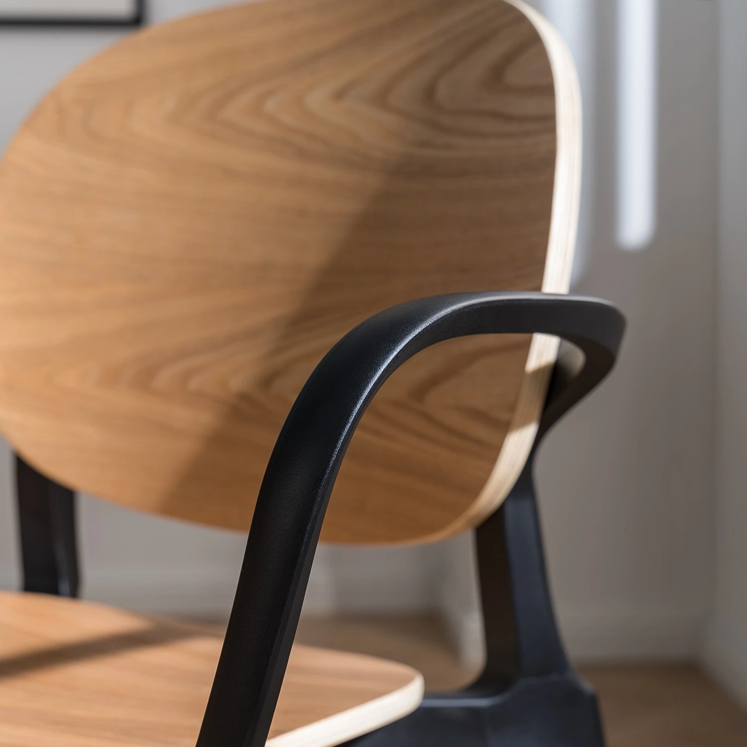 Studio Copenhagen Chaises à accoudoirs Day (lot de 2) - Contreplaqué / Matière plastique - Imitation chêne / Noir 7 Studio Copenhagen Chaises à accoudoirs Day (lot de 2) - Contreplaqué / Matière plastique - Imitation chêne / Noir – Image 5