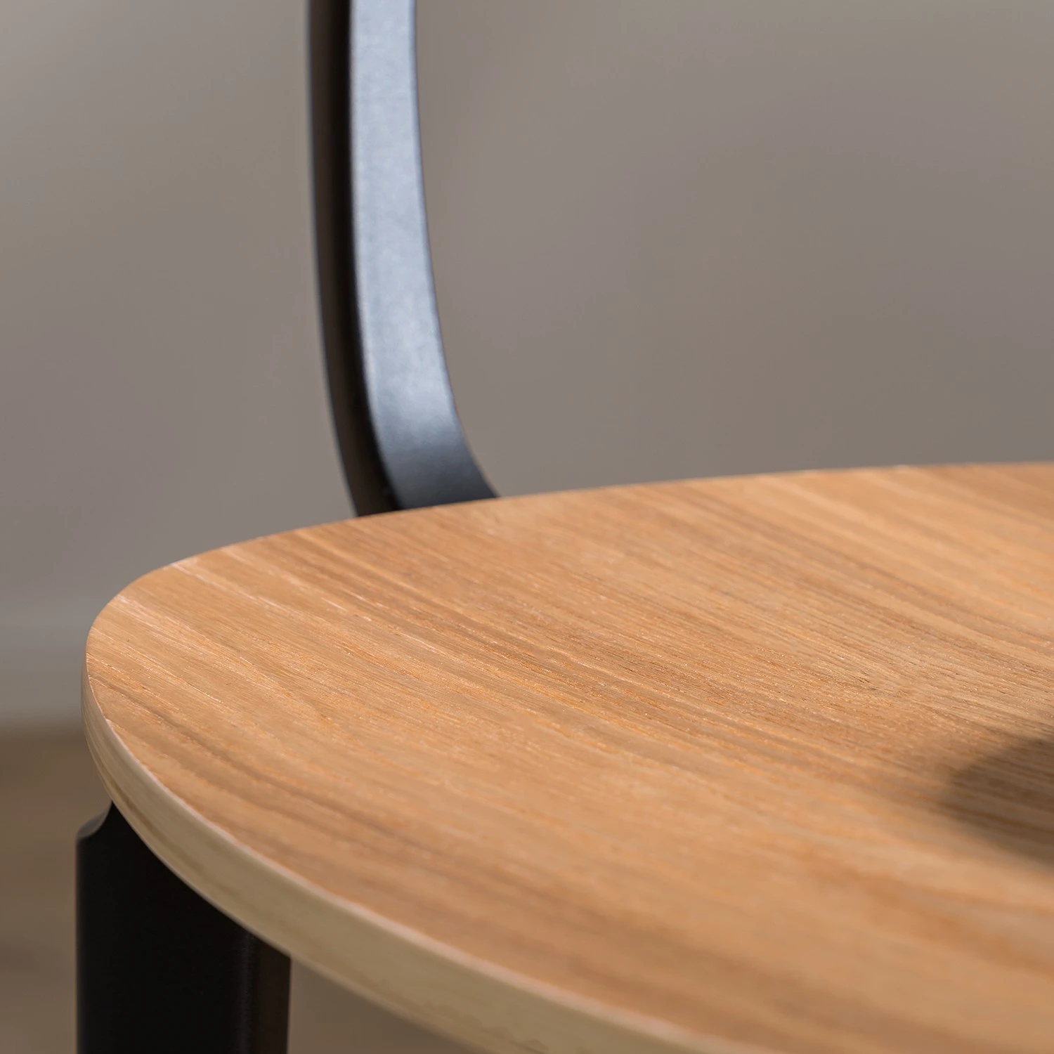 Studio Copenhagen Chaises à accoudoirs Day (lot de 2) - Contreplaqué / Matière plastique - Imitation chêne / Noir 9 Studio Copenhagen Chaises à accoudoirs Day (lot de 2) - Contreplaqué / Matière plastique - Imitation chêne / Noir – Image 7