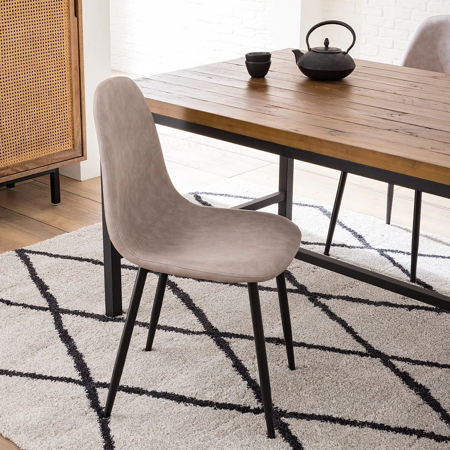 Mørteens Chaise capitonnée Iskmo VII - Imitation cuir / Métal - Noir - Taupe - Lot de 4 5 Mørteens Chaise capitonnée Iskmo VII - Imitation cuir / Métal - Noir - Taupe - Lot de 4 – Image 3