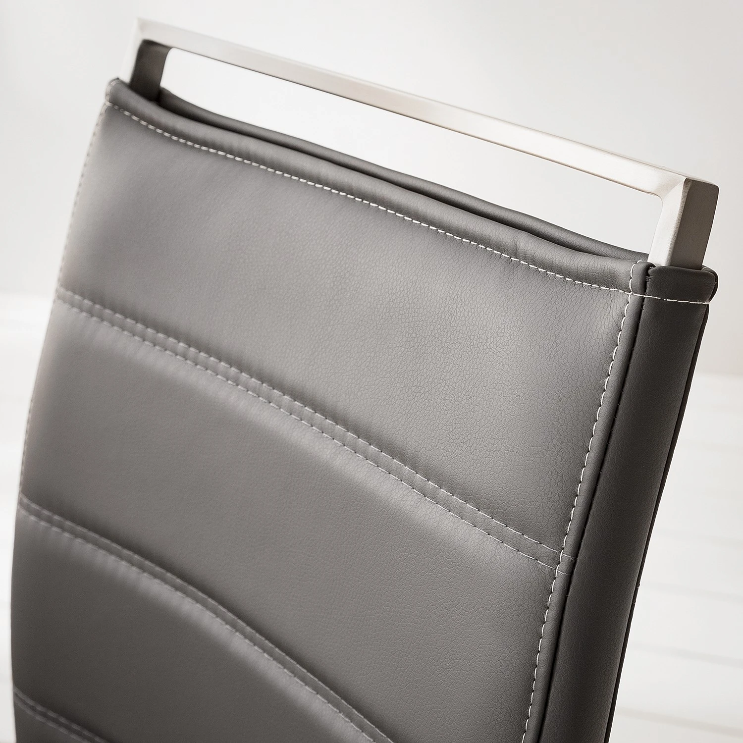 Fredriks Chaise cantilever Lezuza - Cuir synthétique Leja: Gris - Lot de 4 13 Fredriks Chaise cantilever Lezuza - Cuir synthétique Leja: Gris - Lot de 4 – Image 11