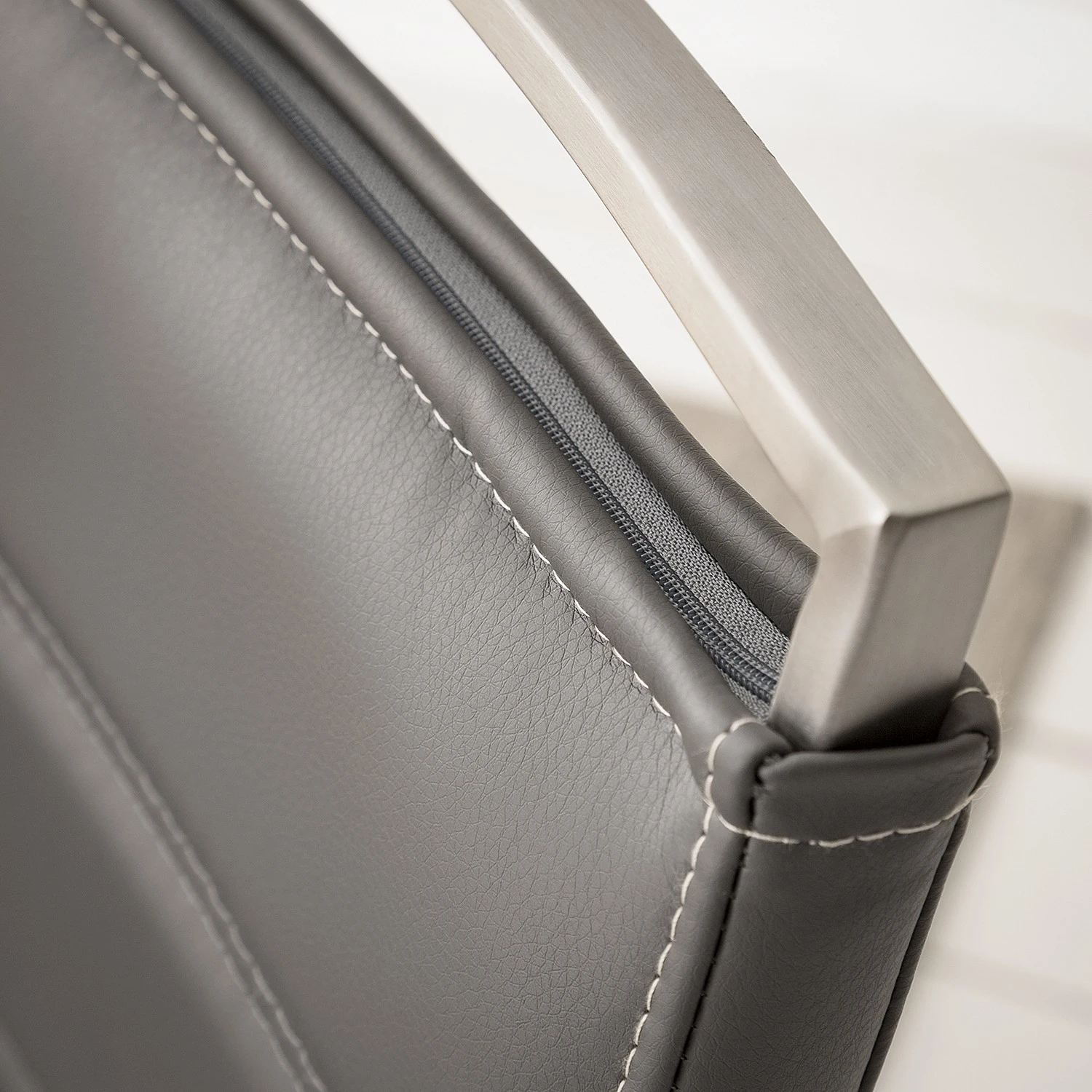 Fredriks Chaise cantilever Lezuza - Cuir synthétique Leja: Gris - Lot de 4 14 Fredriks Chaise cantilever Lezuza - Cuir synthétique Leja: Gris - Lot de 4 – Image 12