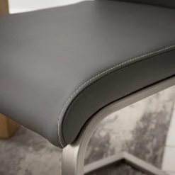 Fredriks Chaise cantilever Lezuza - Cuir synthétique Leja: Gris - Lot de 4 30 Fredriks Chaise cantilever Lezuza - Cuir synthétique Leja: Gris - Lot de 4 -Chaises Soldes 1000313231 211209 142232000121 DETAILS P000000001000313231