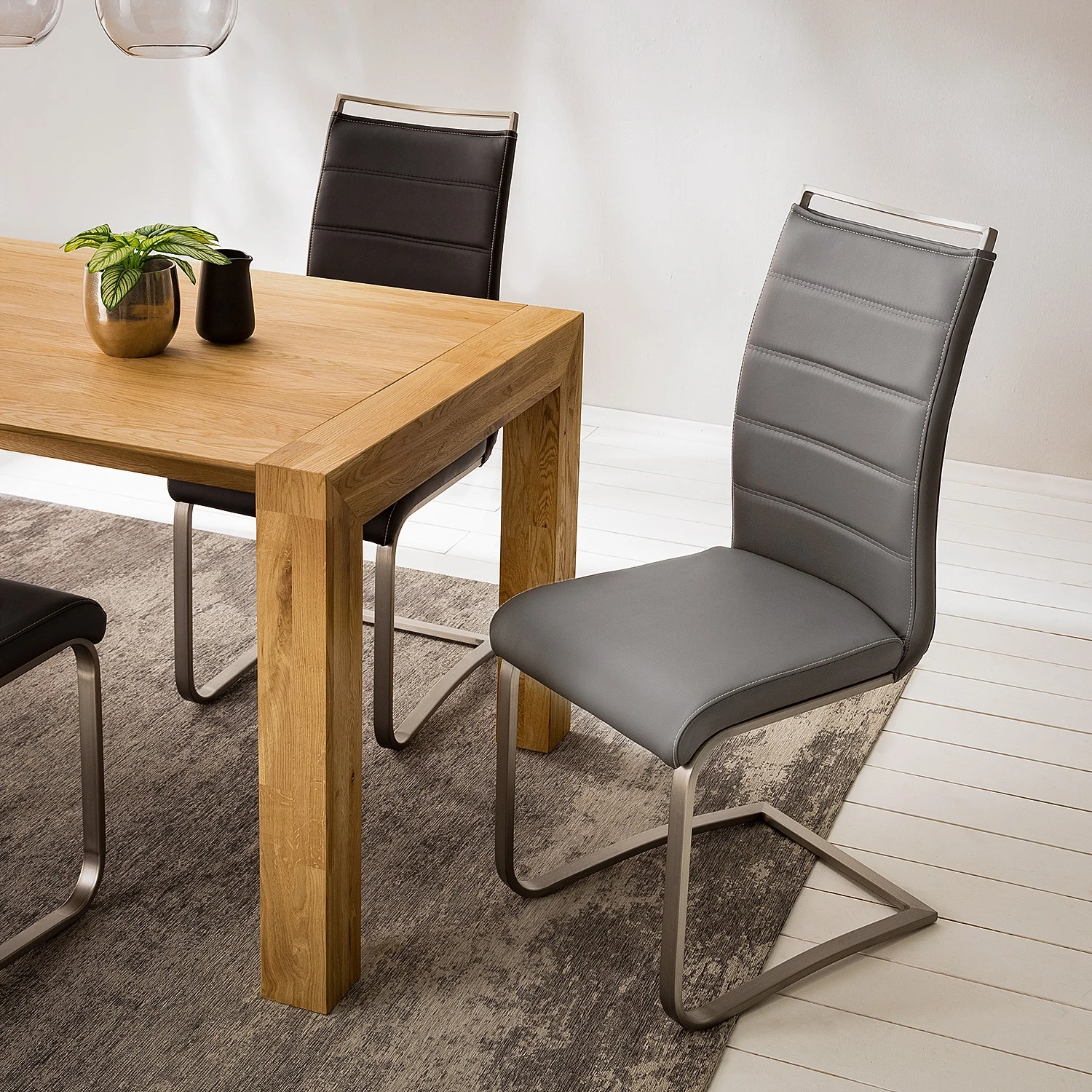 Fredriks Chaise cantilever Lezuza - Cuir synthétique Leja: Gris - Lot de 4 18 Fredriks Chaise cantilever Lezuza - Cuir synthétique Leja: Gris - Lot de 4 – Image 16