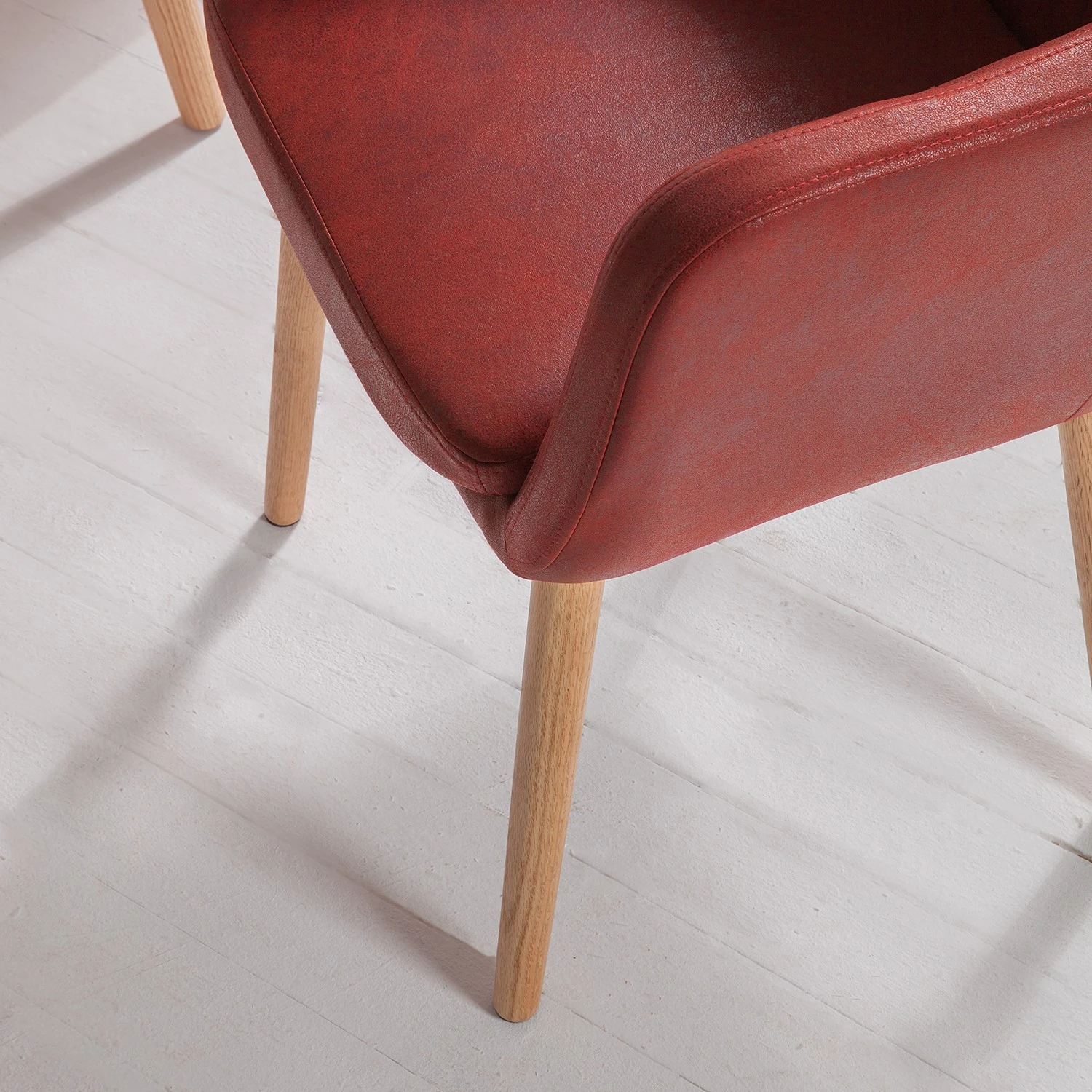 Mørteens Chaise à accoudoirs Leedy IV - Imitation cuir / Chêne massif - Rouge cerise - Lot de 2 12 Mørteens Chaise à accoudoirs Leedy IV - Imitation cuir / Chêne massif - Rouge cerise - Lot de 2 – Image 10