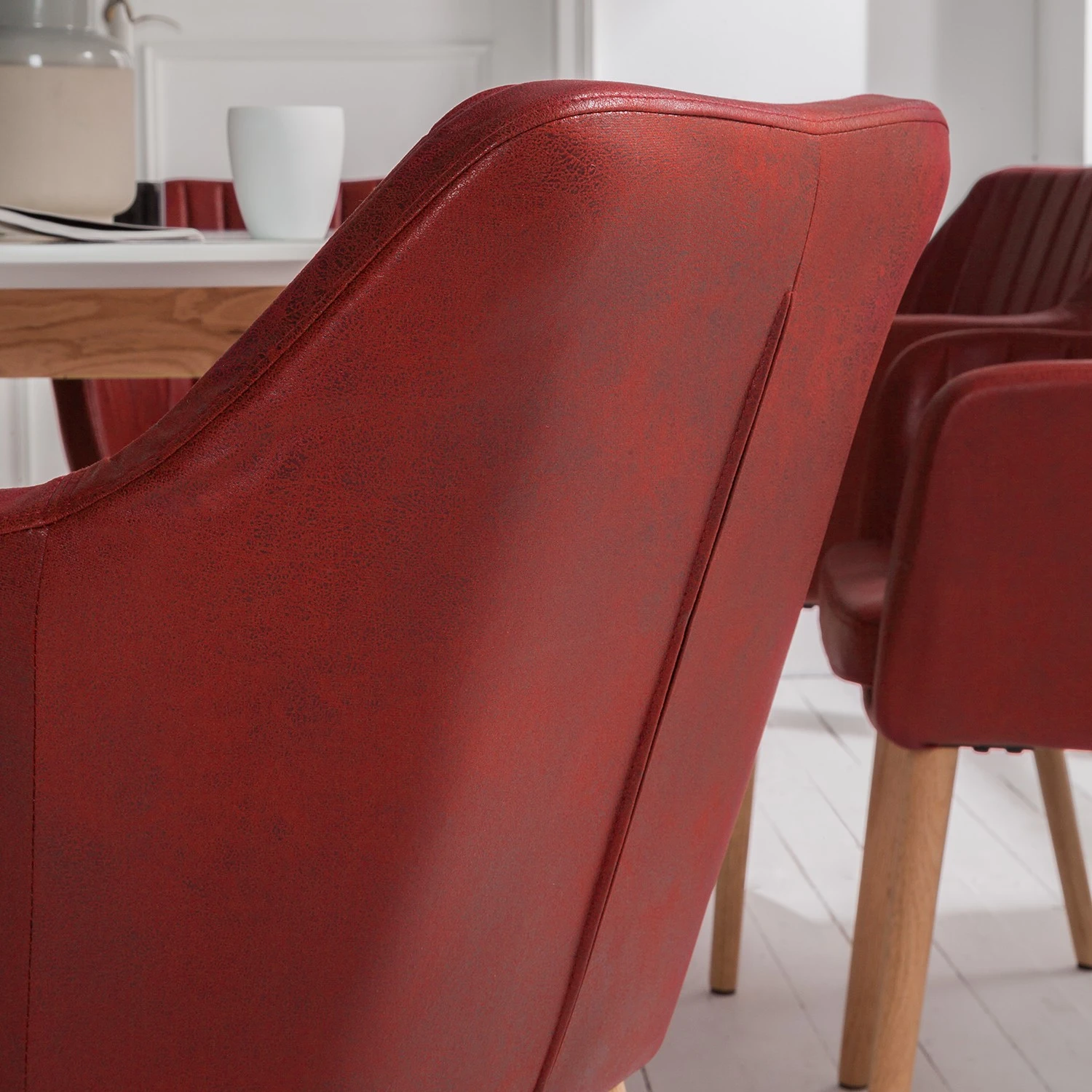 Mørteens Chaise à accoudoirs Leedy IV - Imitation cuir / Chêne massif - Rouge cerise - Lot de 2 13 Mørteens Chaise à accoudoirs Leedy IV - Imitation cuir / Chêne massif - Rouge cerise - Lot de 2 – Image 11